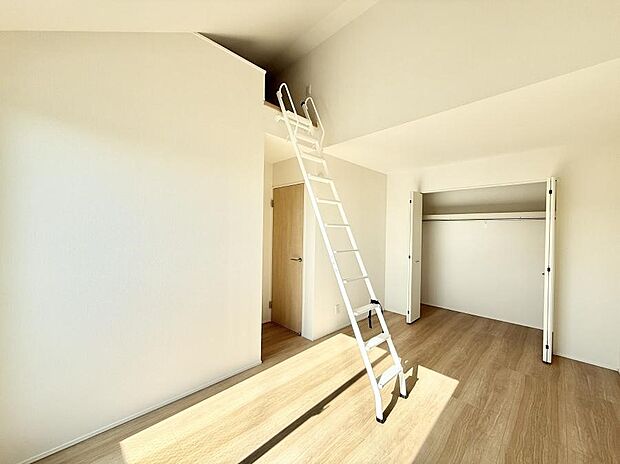 ■ロフト付きのお部屋で豊富な収納量！  