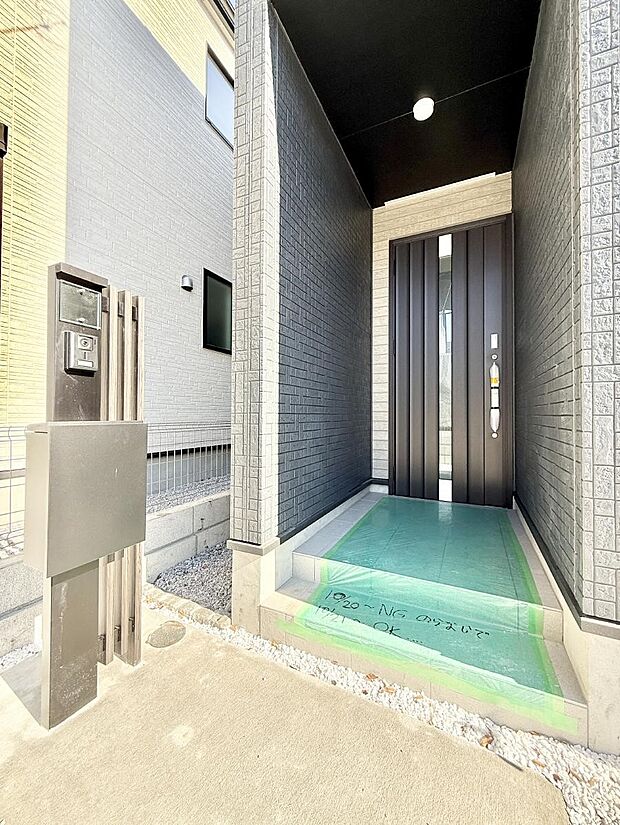 ■ シンプルで美しく、住まいの第一印象を彩る玄関です