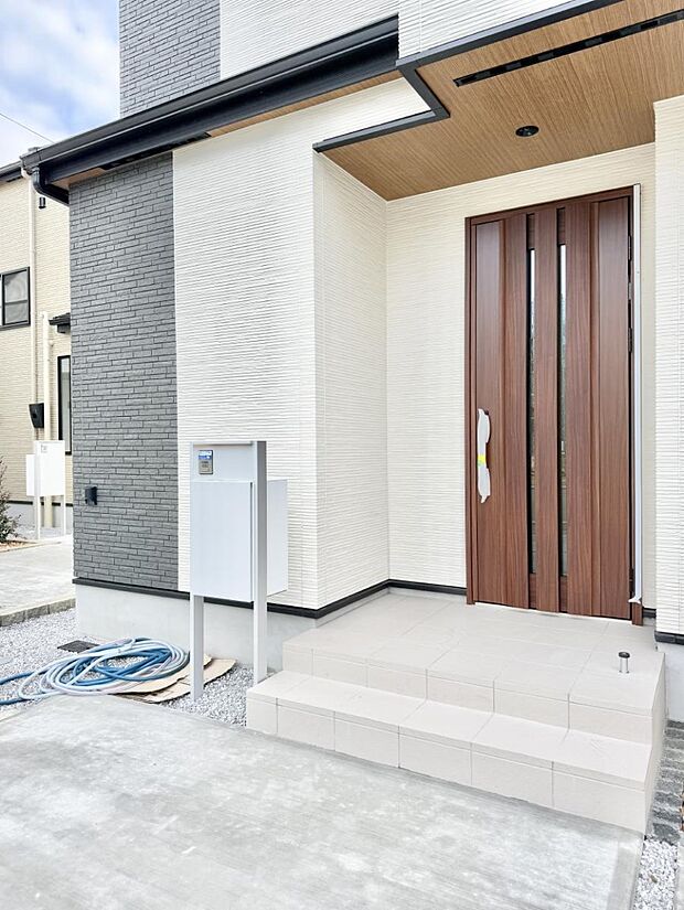 ■ シンプルで美しく、住まいの第一印象を彩る玄関です