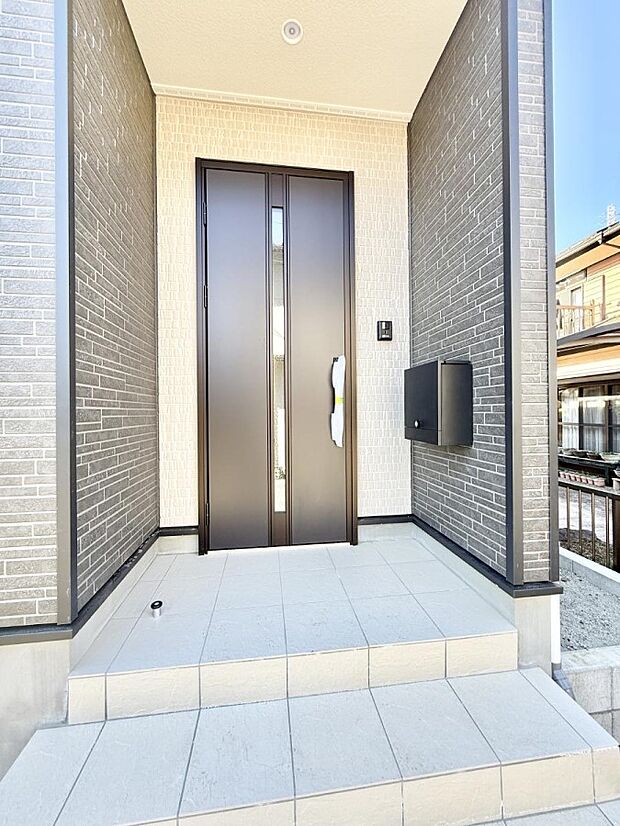 ■ シンプルで美しく、住まいの第一印象を彩る玄関です