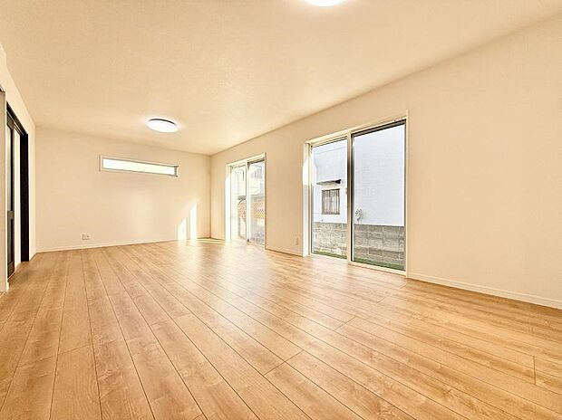 ■陽ざしが射し込む明るいLDKは家族でのんびり寛げます  