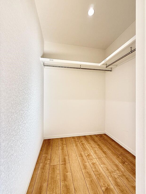 ■季節の洋服も、思い出の小物もすっきり収納できるウォークインクローゼット付  