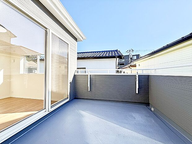 ■ 心地よい風と光を感じる、くつろぎのバルコニー