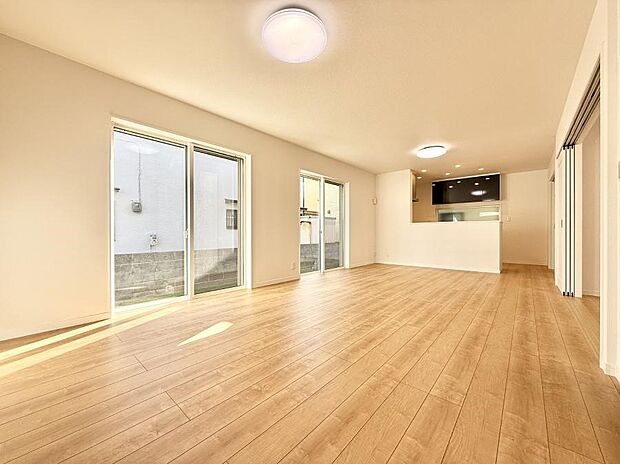 ■自然の光が差し込み、明るい空間が広がります