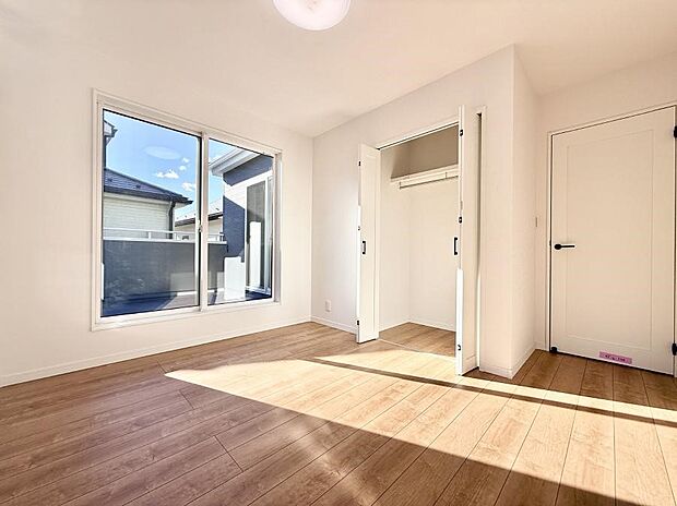 ■大きな窓は開放感があり、明るさ通風バッチリです