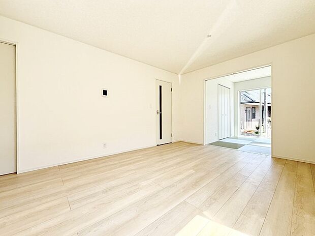 陽ざしが射し込む明るいLDKは家族でのんびり寛げます