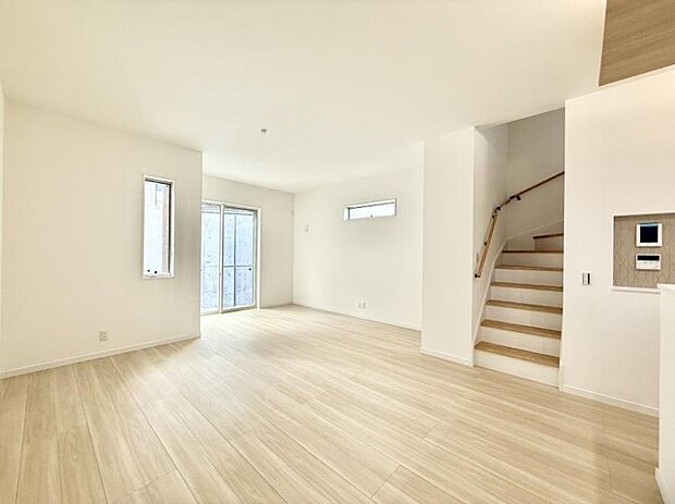 ■陽ざしが射し込む明るいLDKは家族でのんびり寛げます