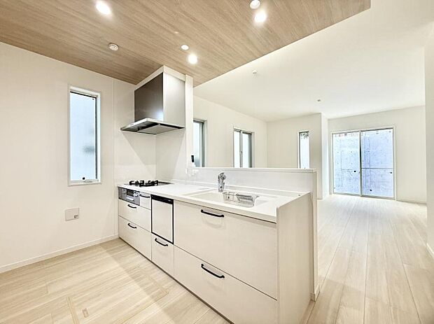 ■小窓があるので、明るさと開放感たっぷりなキッチン!