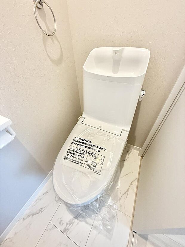 ■明るく清潔感溢れるトイレ