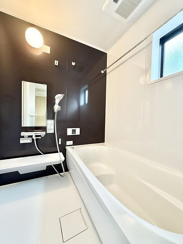 ■落ち着いた色合いの壁面、ゆっくり寛げるバスルーム