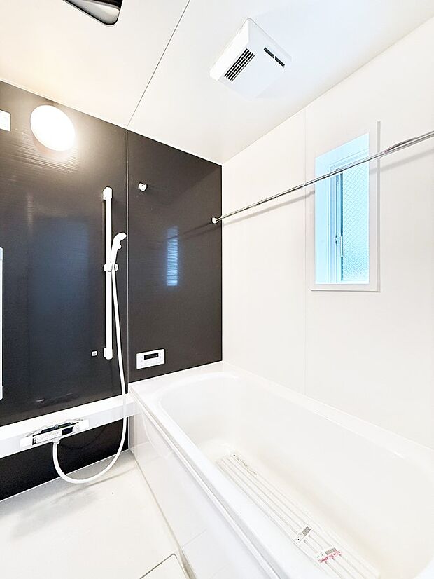 ■落ち着いた色合いの壁面、ゆっくり寛げるバスルーム