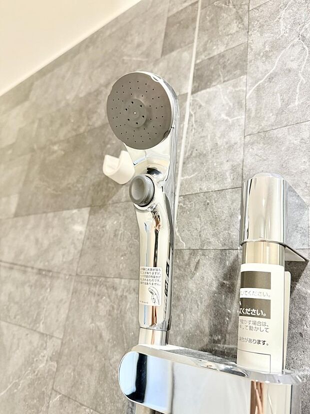 ■手元で簡単に止水できるため、水の無駄遣いを減らすことができます。