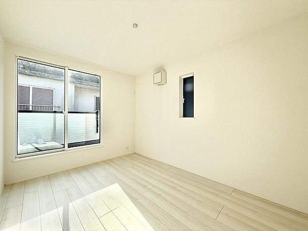 ■シンプルな空間で、収納付きベッドやデスクなど、多機能な家具を活用しやすいです