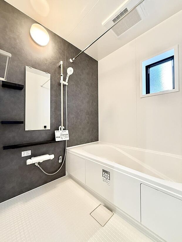 ■落ち着いた色合いの壁面、ゆっくり、ゆったり寛げるバスルーム。