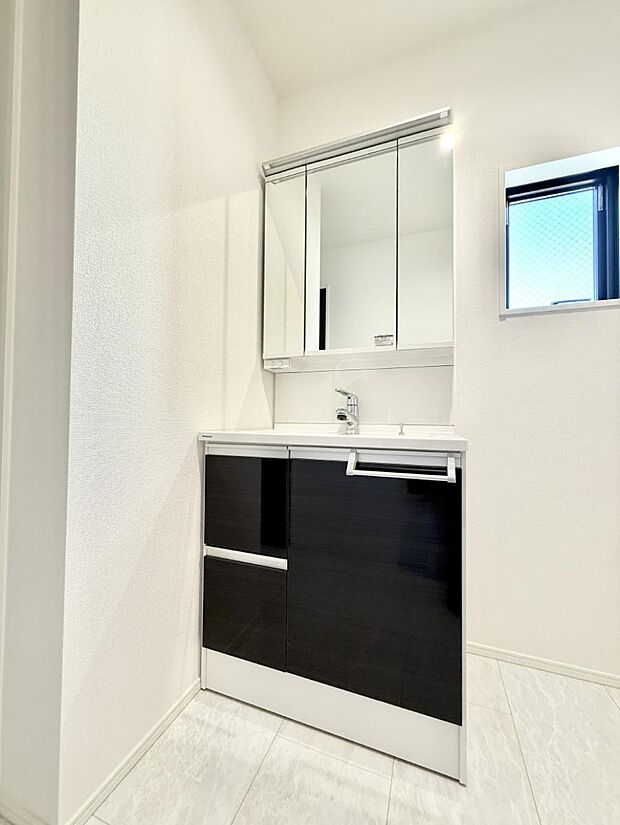 ■明るい洗面所は毎朝の歯磨きも楽しくできちゃいそうです♪