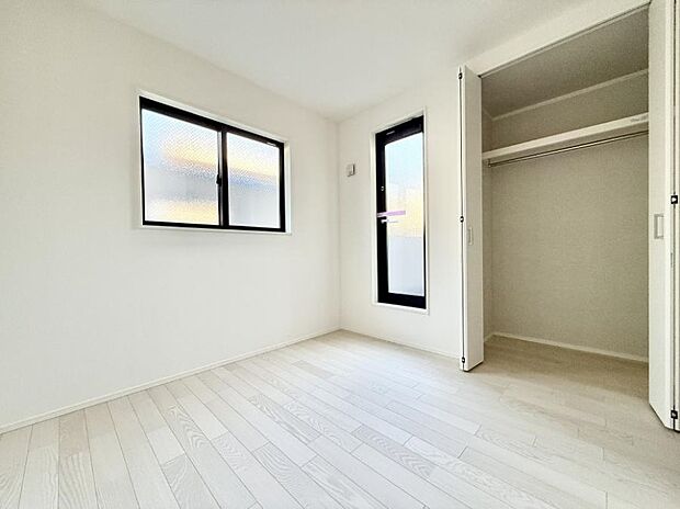 ■2面採光で明るい居室!