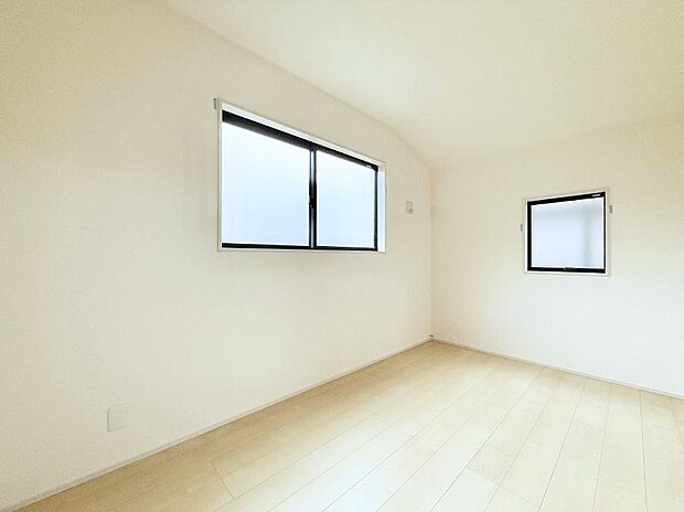 ■2面採光で明るい居室!