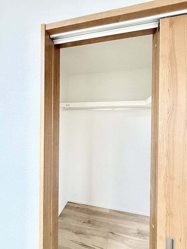 ■季節の洋服も、思い出の小物もすっきり収納できるウォークインクローゼット付  