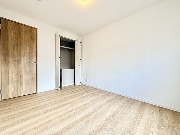 ■シンプルな空間で、収納付きベッドやデスクなど、多機能な家具を活用しやすいです