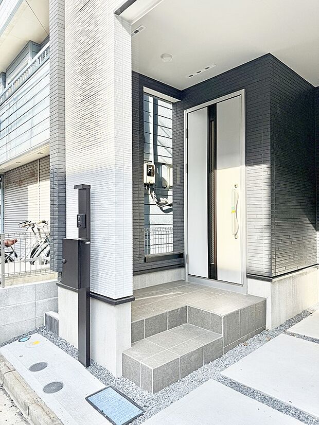 ■ シンプルで美しく、住まいの第一印象を彩る玄関です