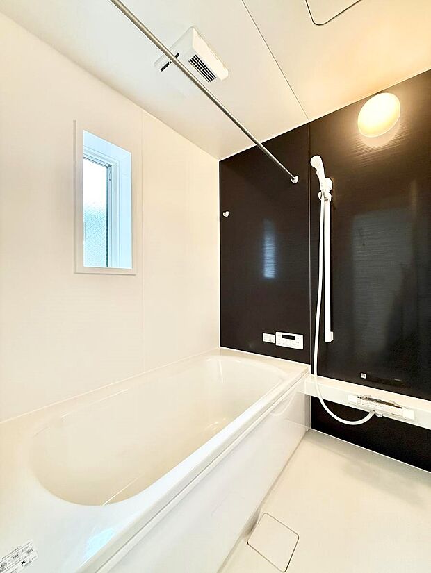 ■落ち着いた色合いの壁面、ゆっくり寛げるバスルーム