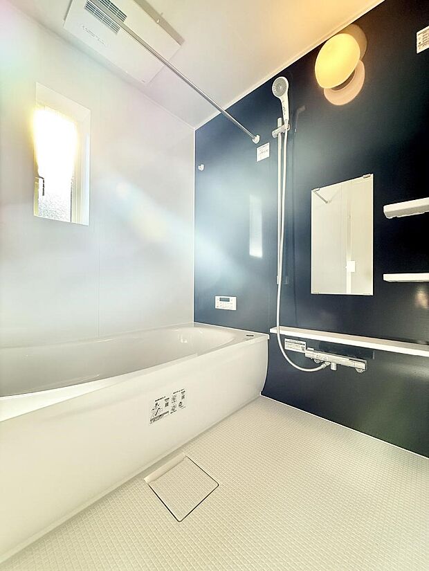 ■落ち着いた色合いの壁面、ゆっくり寛げるバスルーム