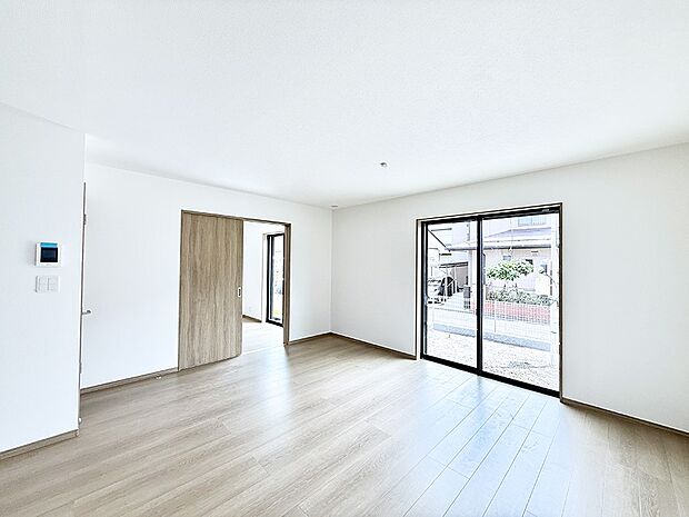 ■大きな窓から光が入り明るい空間でお寛ぎいただけます