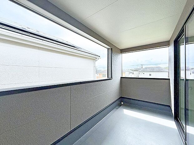 2号棟 ■ 季節の移ろいを感じられる開放的な空間です