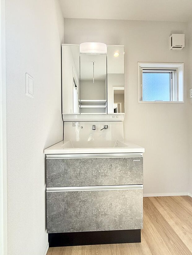 ■明るい洗面所は毎朝の歯磨きも楽しくできちゃいそうです♪