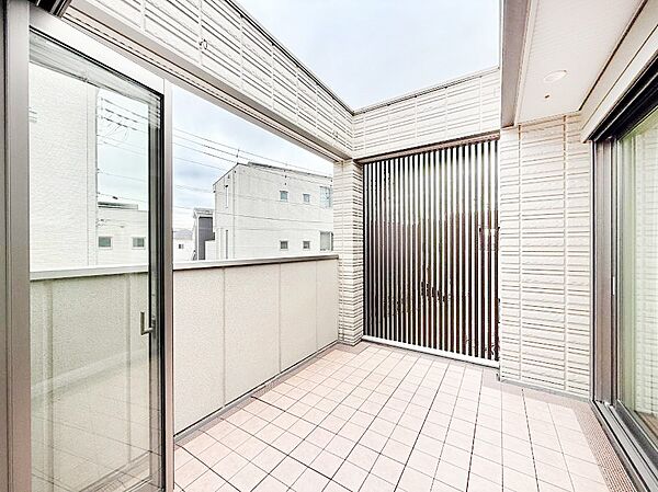 ■ 心地よい風と光を感じる、くつろぎのバルコニー