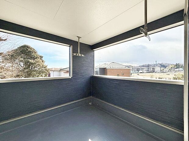 ■ 心地よい風と光を感じる、くつろぎのバルコニー