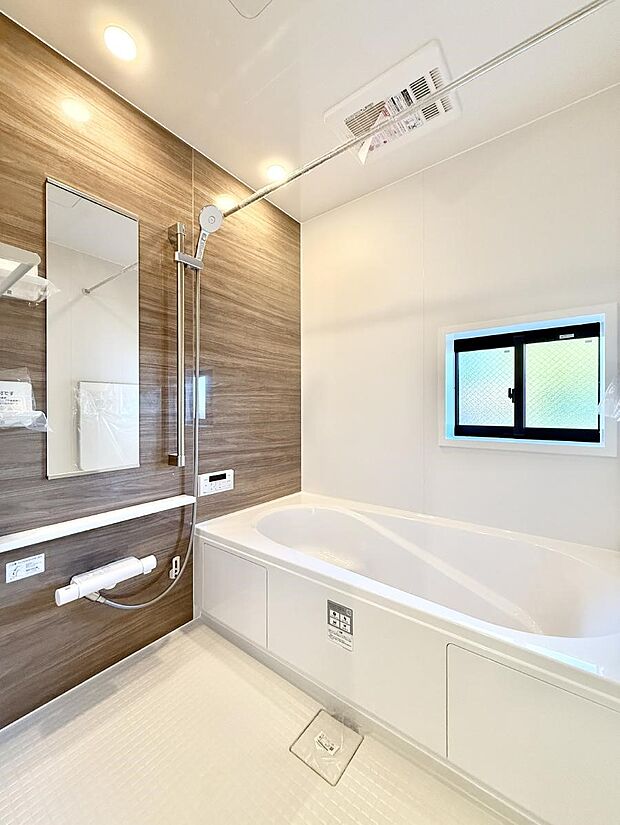 ■落ち着いた色合いの壁面、ゆっくり寛げるバスルーム