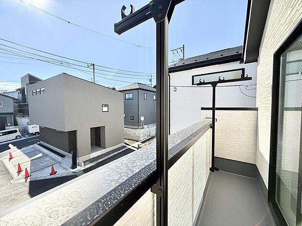 ■ 心地よい風と光を感じる、くつろぎのバルコニー