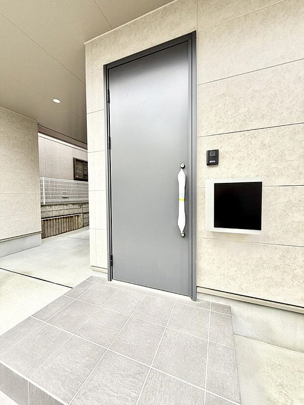 ■ シンプルで美しく、住まいの第一印象を彩る玄関です