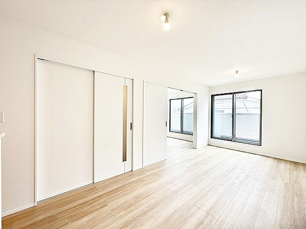 ■自然の光が差し込み、明るい空間が広がります