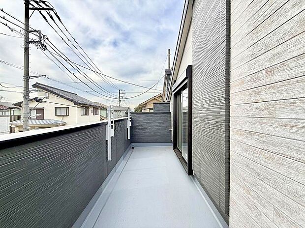 ■ 心地よい風と光を感じる、くつろぎのバルコニー