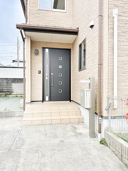 ■ シンプルで美しく、住まいの第一印象を彩る玄関です