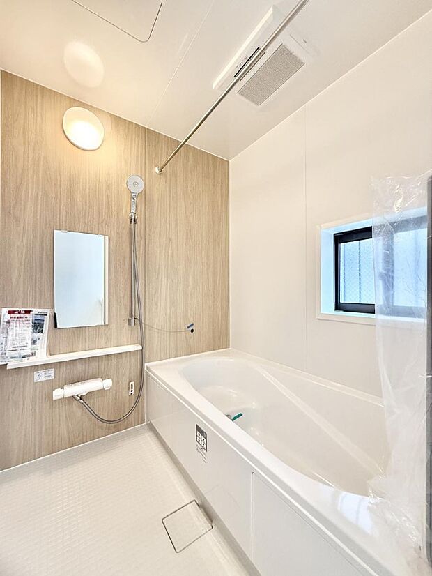 落ち着いた色合いの壁面、ゆっくり、ゆったり寛げるバスルーム。  