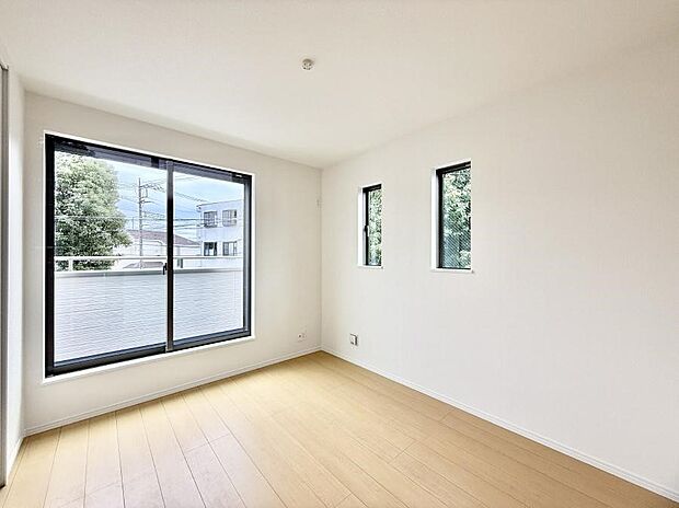 大きな窓は開放感があり、明るさ通風バッチリです