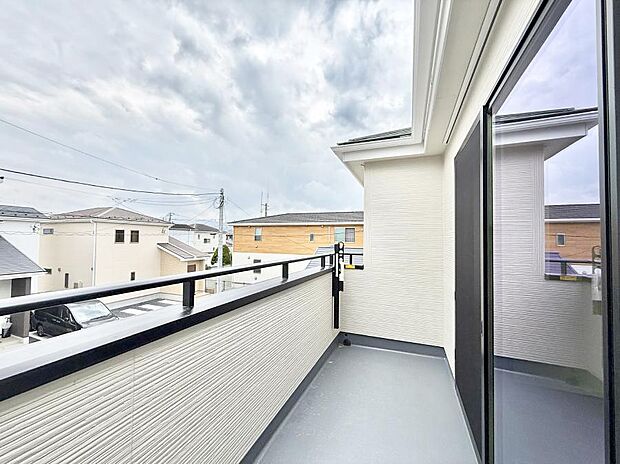 ■ 心地よい風と光を感じる、くつろぎのバルコニー