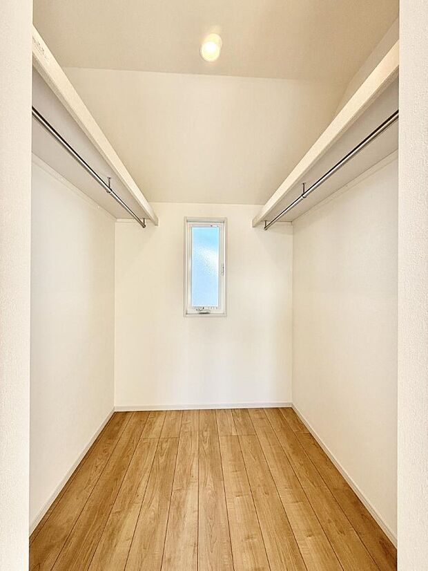 ■季節の洋服も、思い出の小物もすっきり収納できるウォークインクローゼット付  