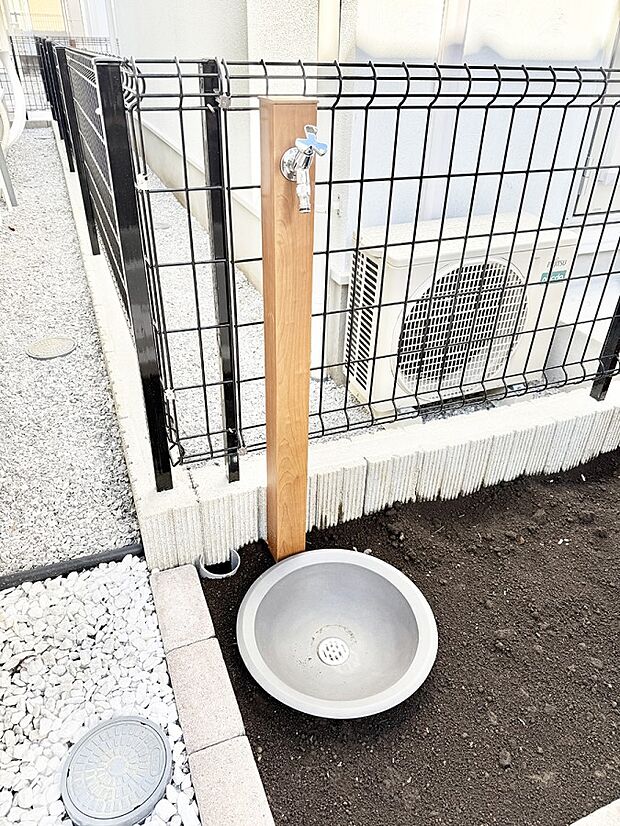 ■ガーデニングや洗車などの際に大活躍な屋外立水栓  