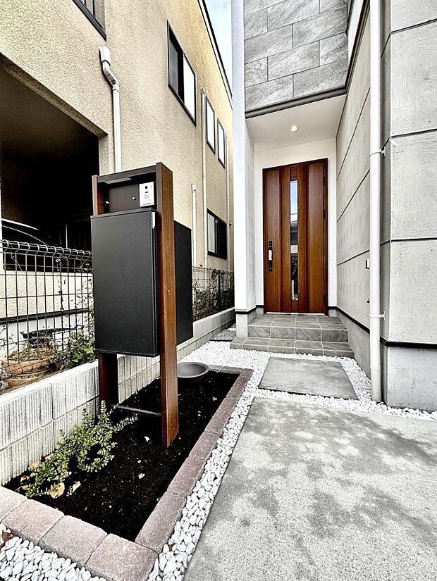 ■ シンプルで美しく、住まいの第一印象を彩る玄関です