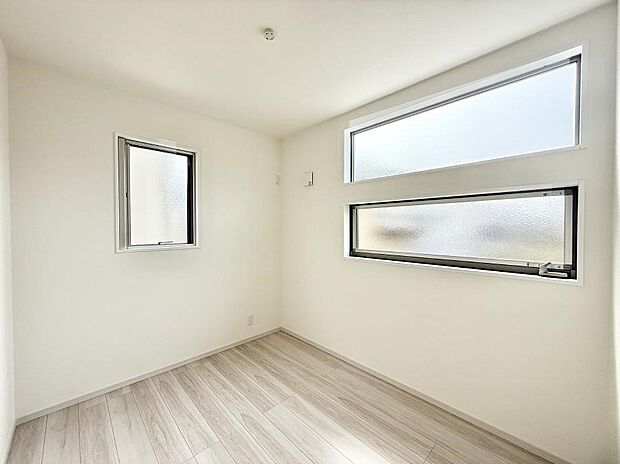 1号棟 ■落ち着いた色合いのお部屋で穏やかな時間を楽しめます