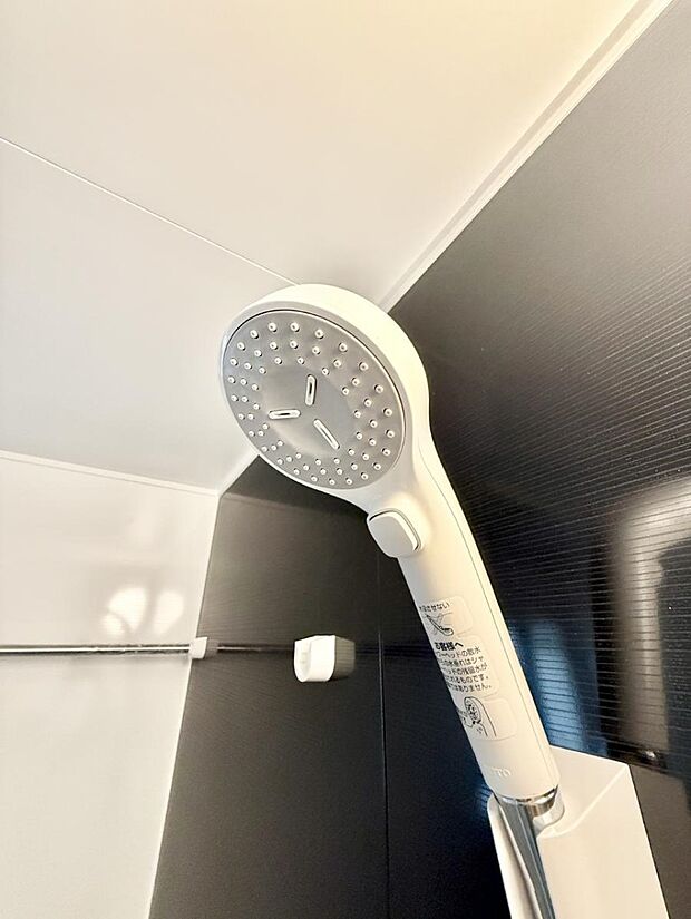 ■わざわざシャワー水栓のレバーまで手を伸ばす必要がなく、簡単に止水できる