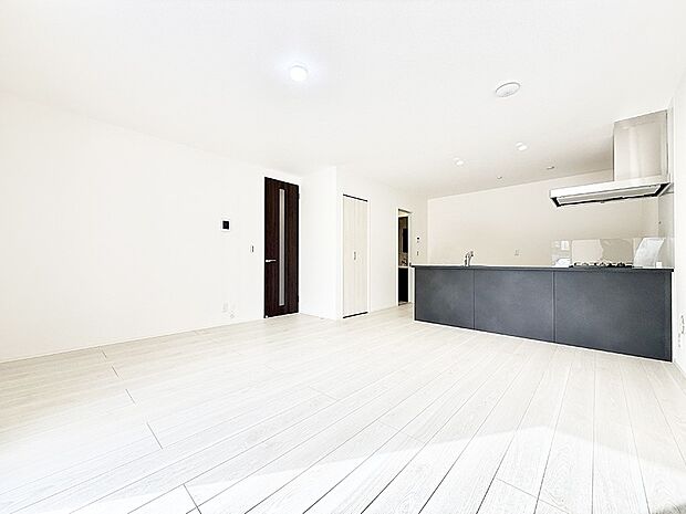 ■家具を置いてもゆったり過ごせる広さのリビング  