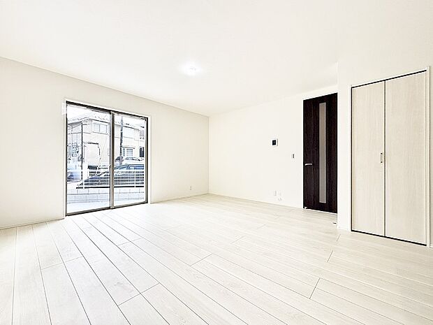 ■自然の光が差し込み、明るい空間が広がります