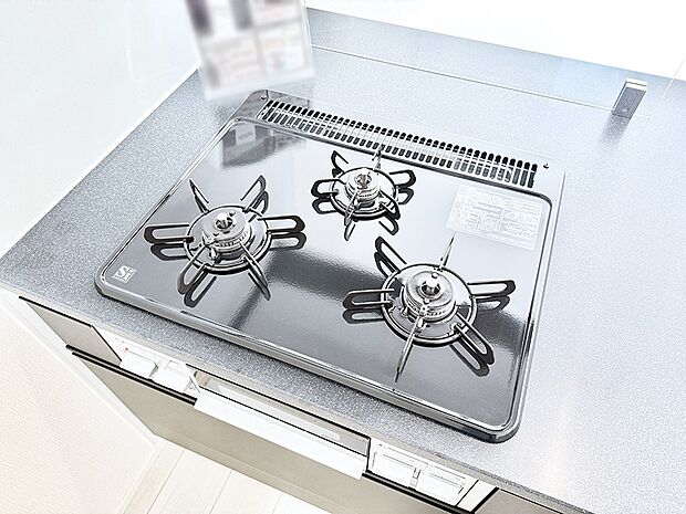 ■3口コンロのシステムキッチンで料理の手順もスムーズに