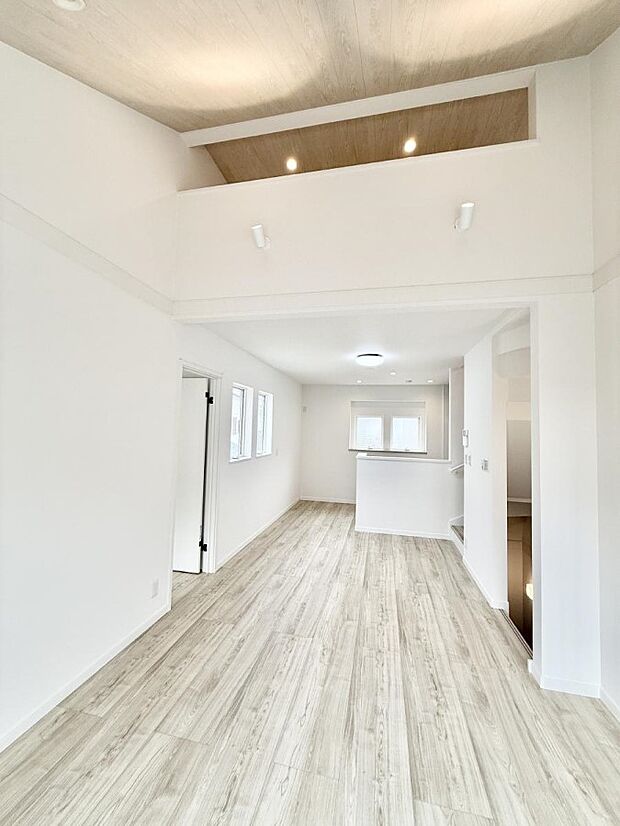 リビングにデザイン性だけでなく収納性にも優れたロフト収納あり!