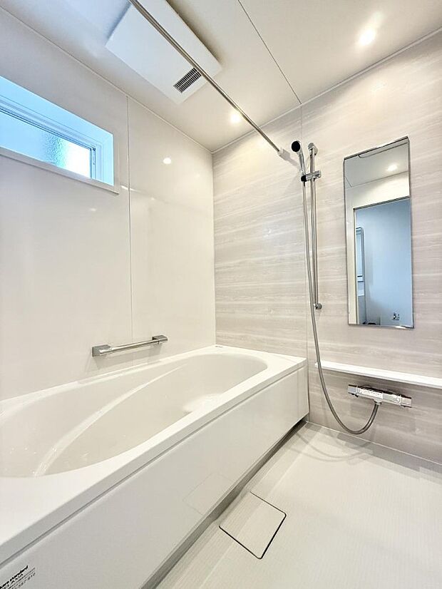 ■落ち着いた色合いの壁面、ゆっくり寛げるバスルーム